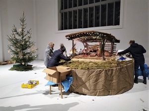 Weihnachtsvorbereitung in St. Anton  - Christbaum und Krippe