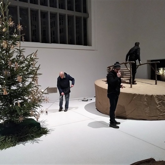 Weihnachtsvorbereitung in St. Anton  - Christbaum und Krippe